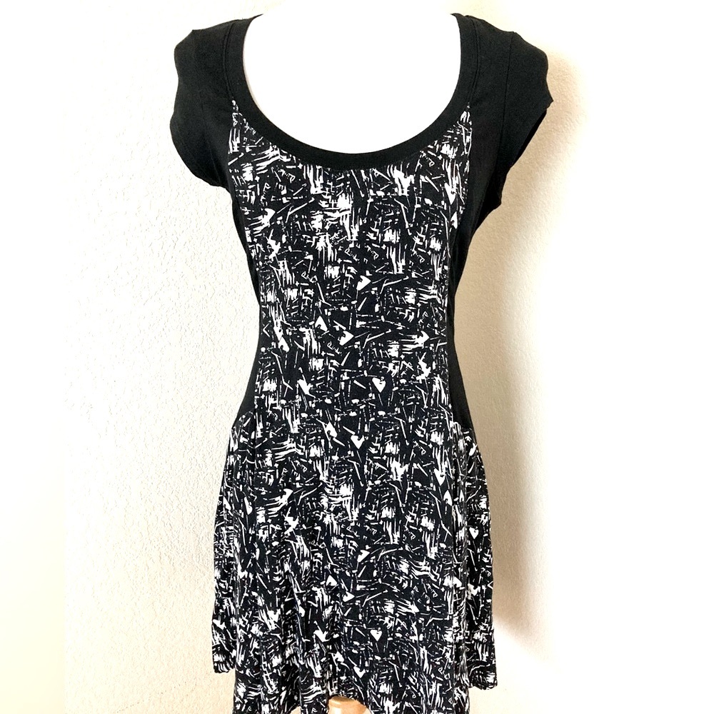 Black white mini dress fit & fair mini dress scoop neck cap sleeves mini dress